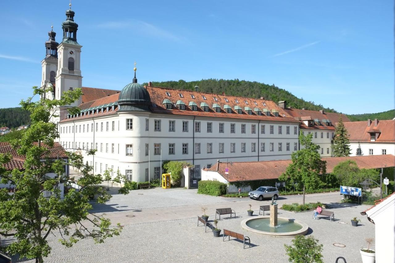 65Qm Wohnung Klosterblick Im Historischen Pfarrhaus Pielenhofen Extérieur photo